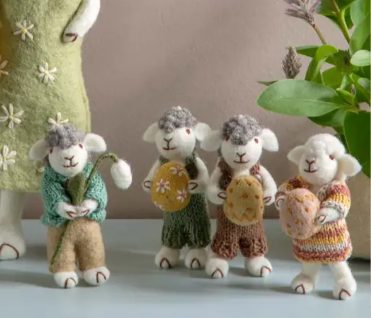 Gry & Sif Schäfle grau mit Latzhose und Ei, aus Filz, Grey Sheep w/Green Pants & Egg with String ca. 11 cm    