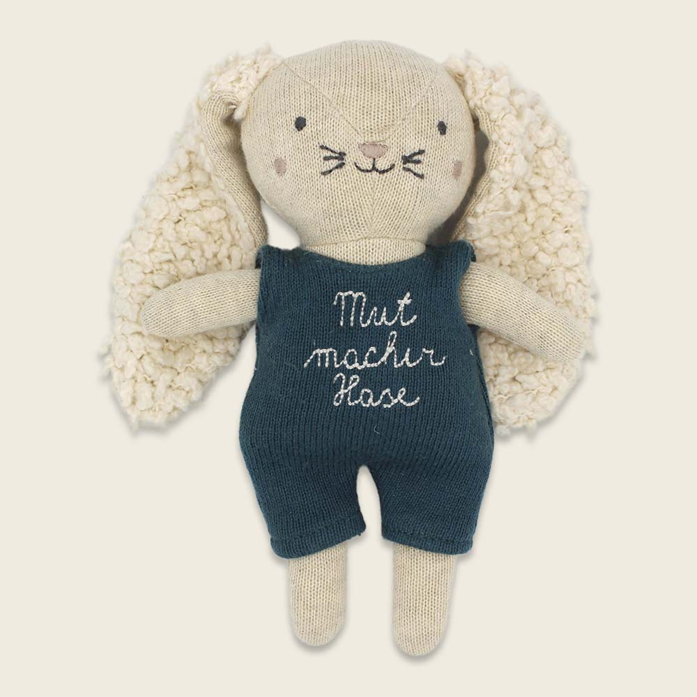 Mutmacher-Hase mit blauem Anzug Kuscheltier von Ava & Yves , ca. 16 cm