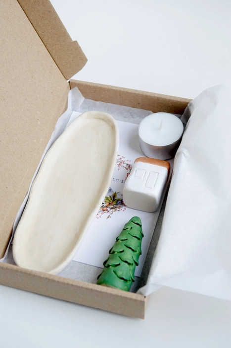 Weihnachtsgeschenkbox mit Haus, Baum und Kerze, Handgetöpfert aus Holland...zuckersüß!