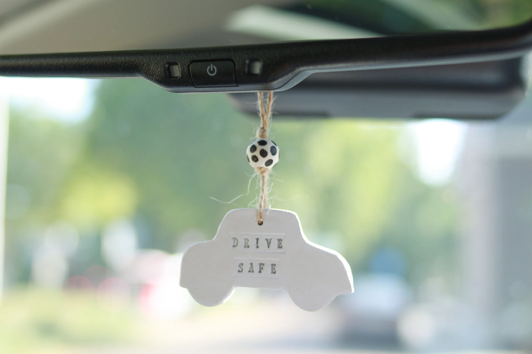 Glücksbringer Drive Safe für`s Auto, Handgetöpfert aus Holland 
