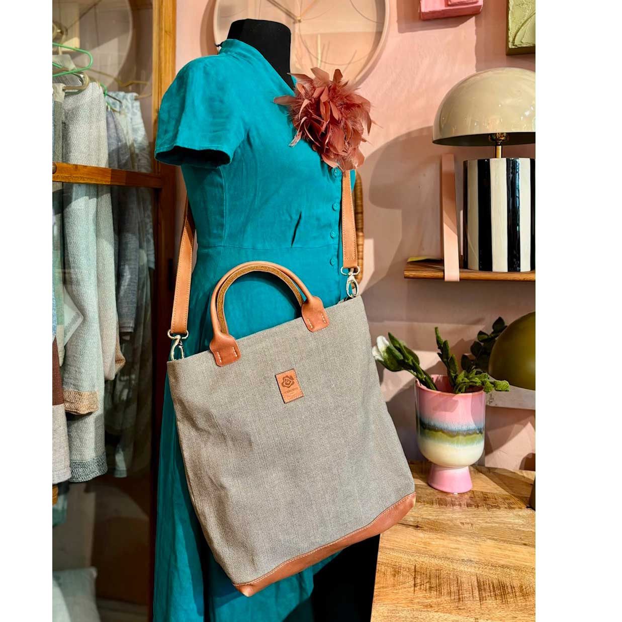 % Dorothee Lehnen HAND-UMHÄNGETASCHE KARLIE LUSH – LEINEN-LEDER 30-39 X 34 X 10 CM, Farbe STONE