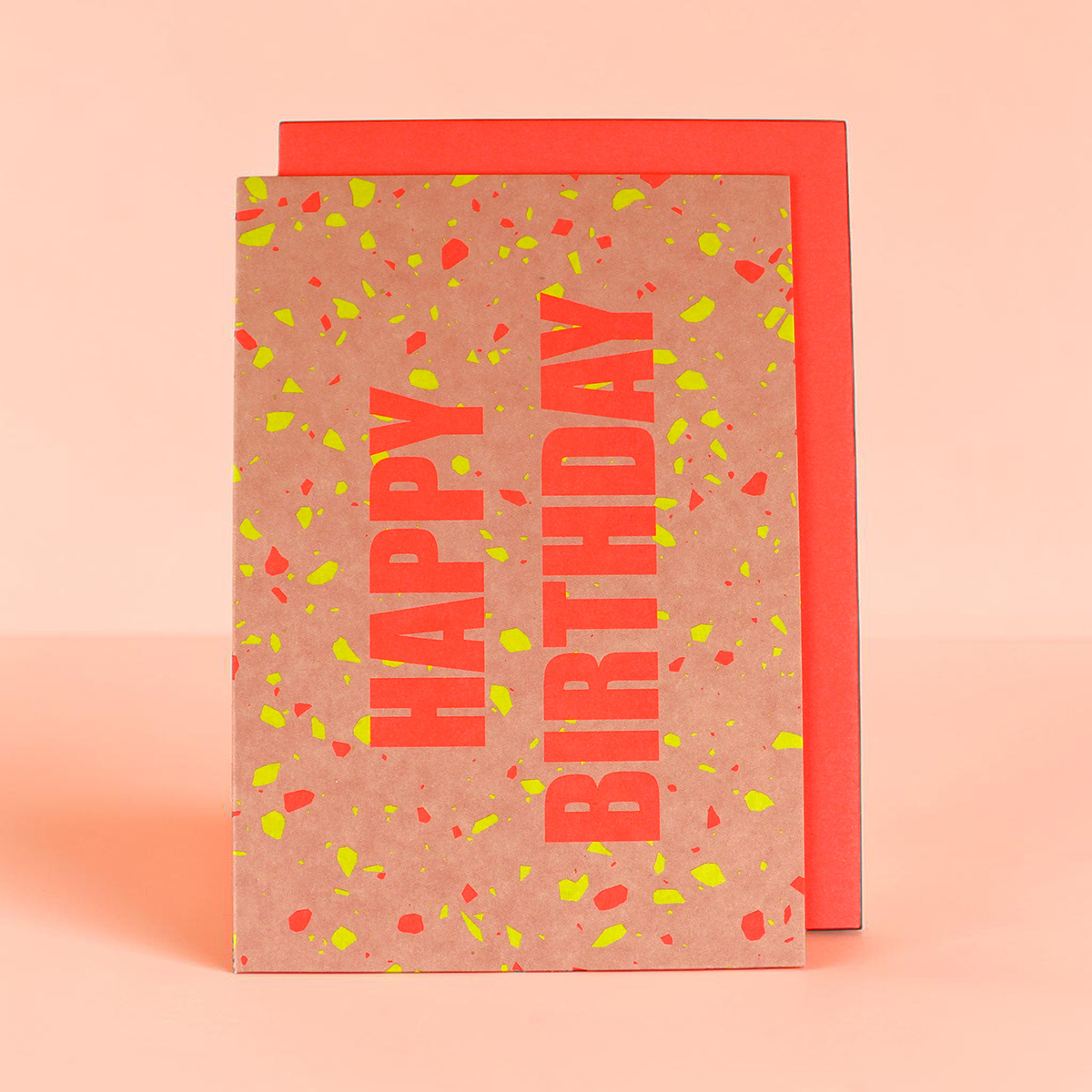 Klappkarte  Happy Birthday in Neon-Orange, Terrazzomuster mit Hintergrund in rose, Format B6