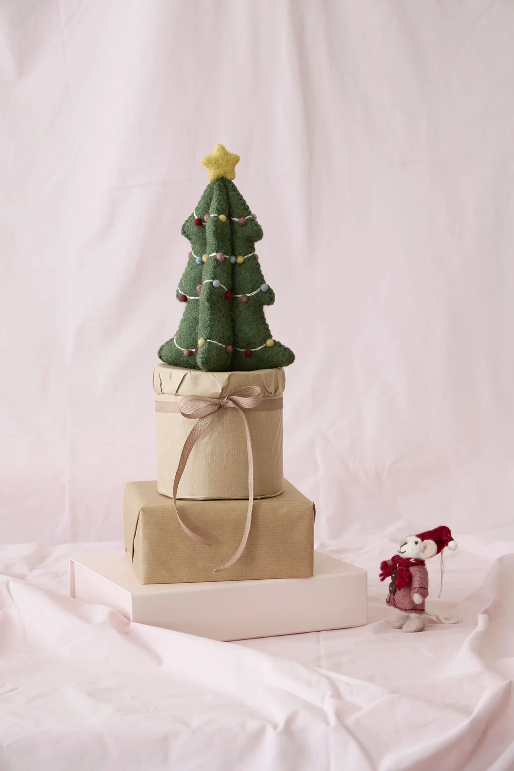 Gry & Sif Weihnachtsmaus Mädchen mit wunderschönen Mantel, ca.8 cm, Mini White Girly Mouse w/Coat