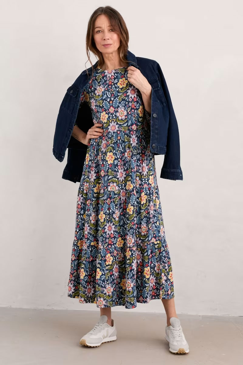 % SEASALT CORNWALL Kleid Line Strokes Tiered Jersey Dress (GOTS), Farbe: Rustic Floral Maritime % 