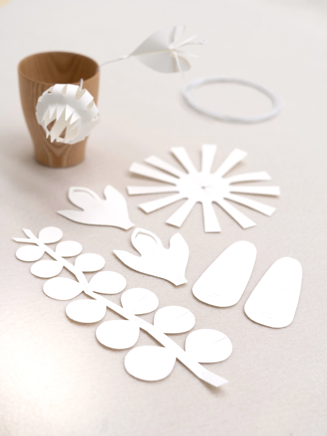 Jurianne Matter FIELD flowers WHITE– small , Bastelset, Papierblumen , 4 Stück