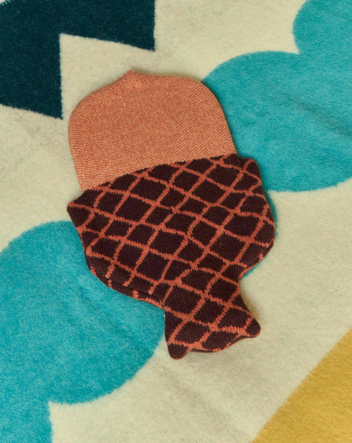 Donna Wilson Wärmflasche Acorn/ Eichel von Donna Wilson , 100 % Lammwolle