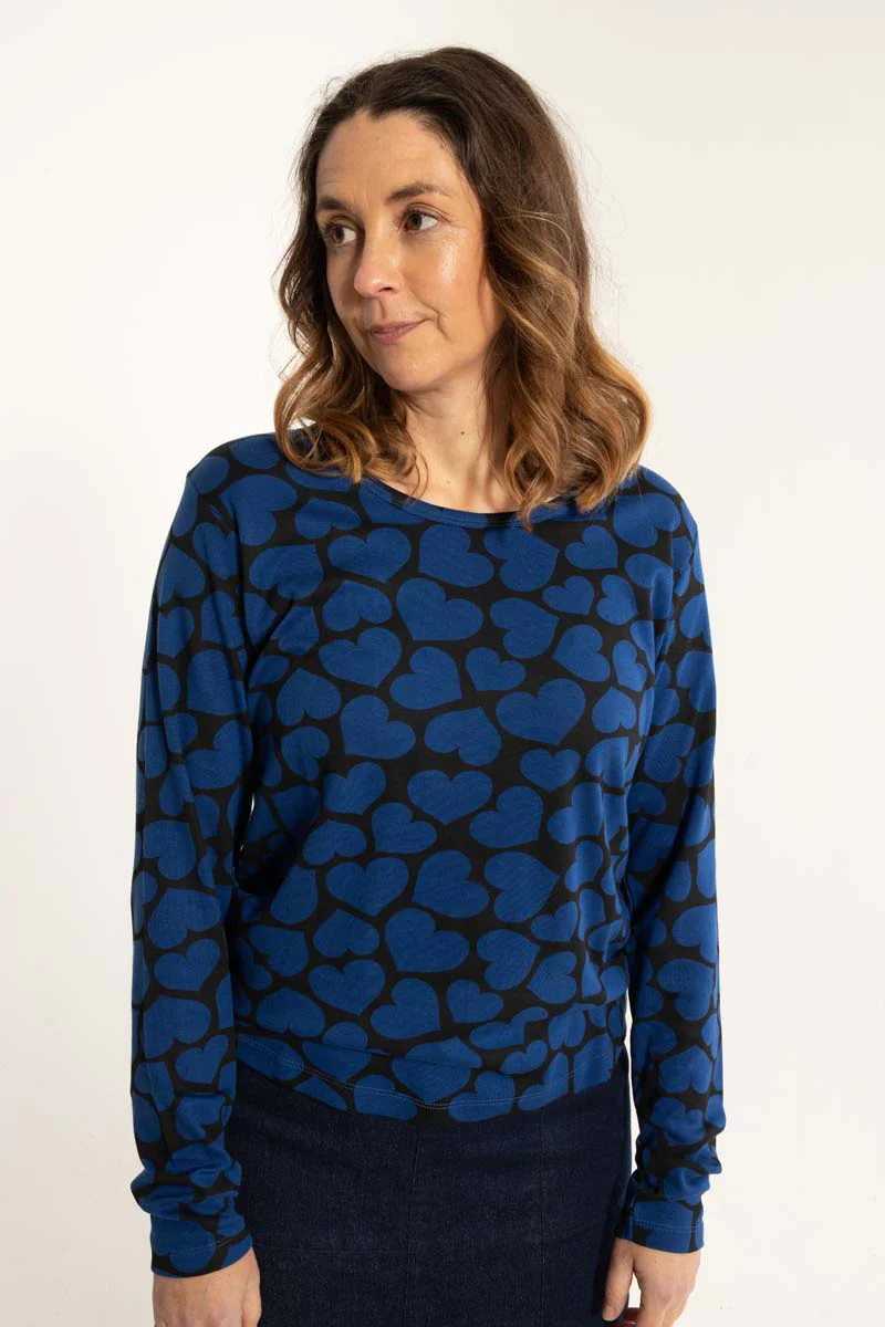 % DANEFAE - Danelotte Heavy Interlock Tee Deep Blue HEARTTHROB, Langarm-T-Shirt, Herzen