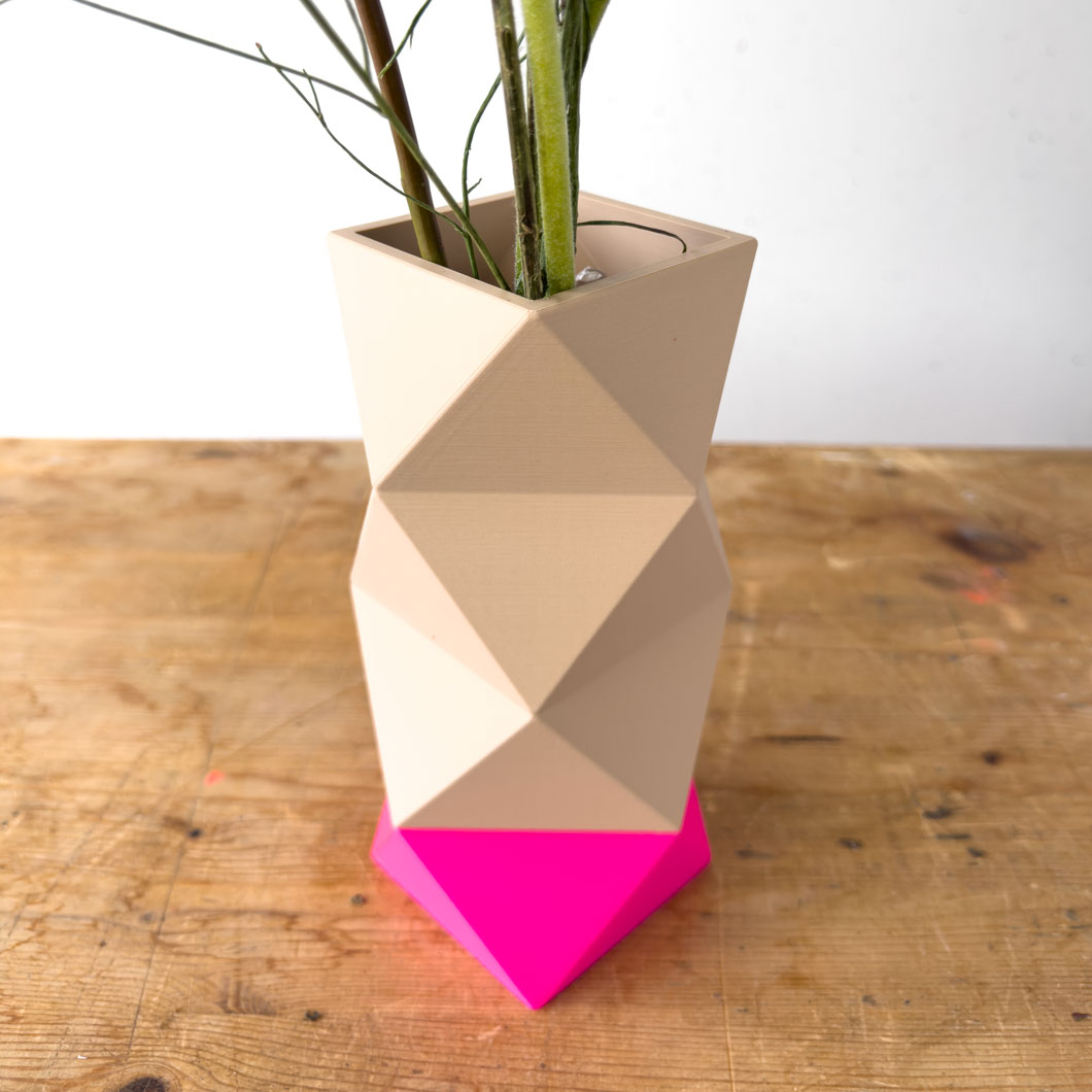 Origami Vase M Neon Pink - Light Khaki, ca. 10 x 15 cm, Bio-Kunststoff  ; Bild ist die Größe L