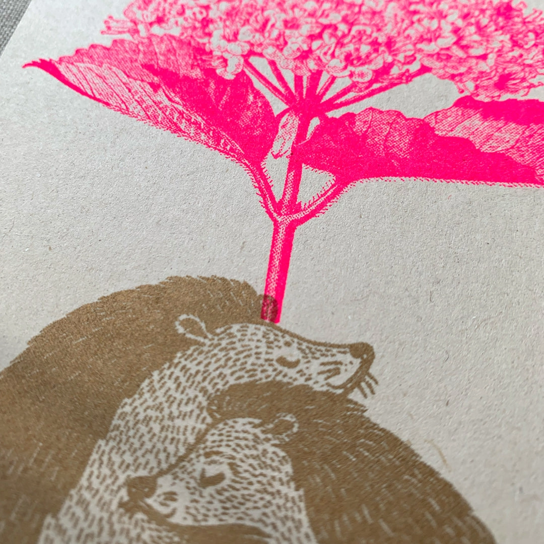 RISO Postkarte TYPO »Igel mit Blume« Glückwunsch,  Neon Pink, handgedruckt von Togethery 