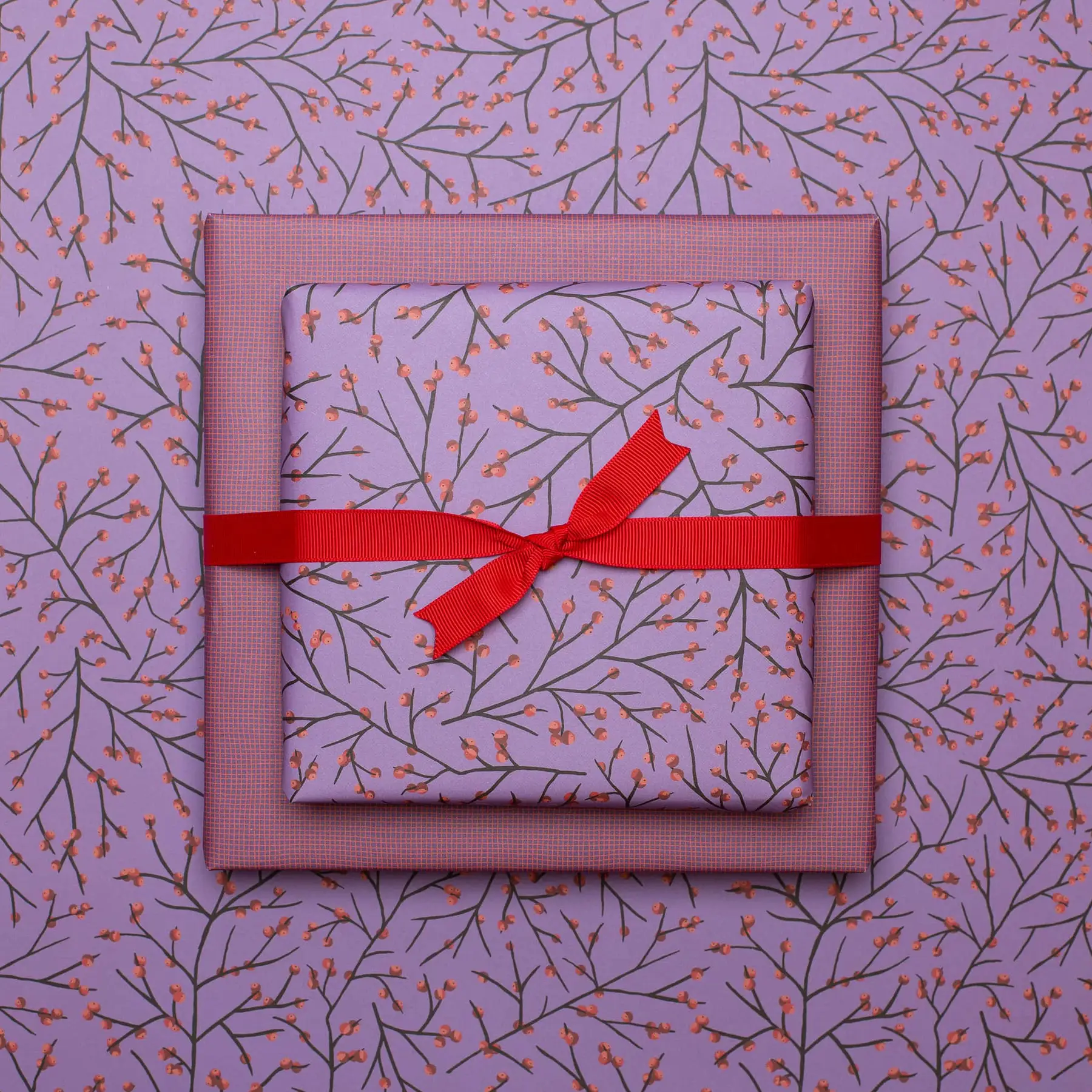Geschenkpapier Weihnachts- Geschenkpapier Ilex mit Stechpalmen vor lila. ca. 67 x 48 cm , beidseitig bedruckt