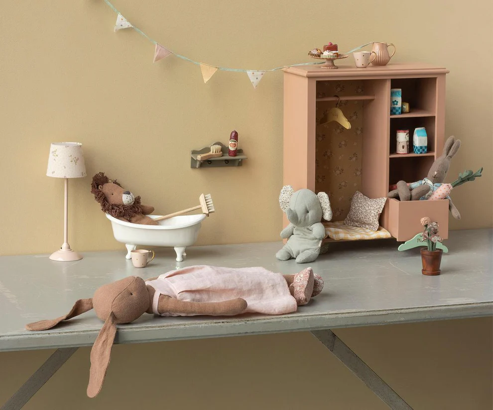 Maileg Hasenmädchen Schokoladenbraun- Kleid und Schuhe, Größe 3, ca. 42 cm Hase