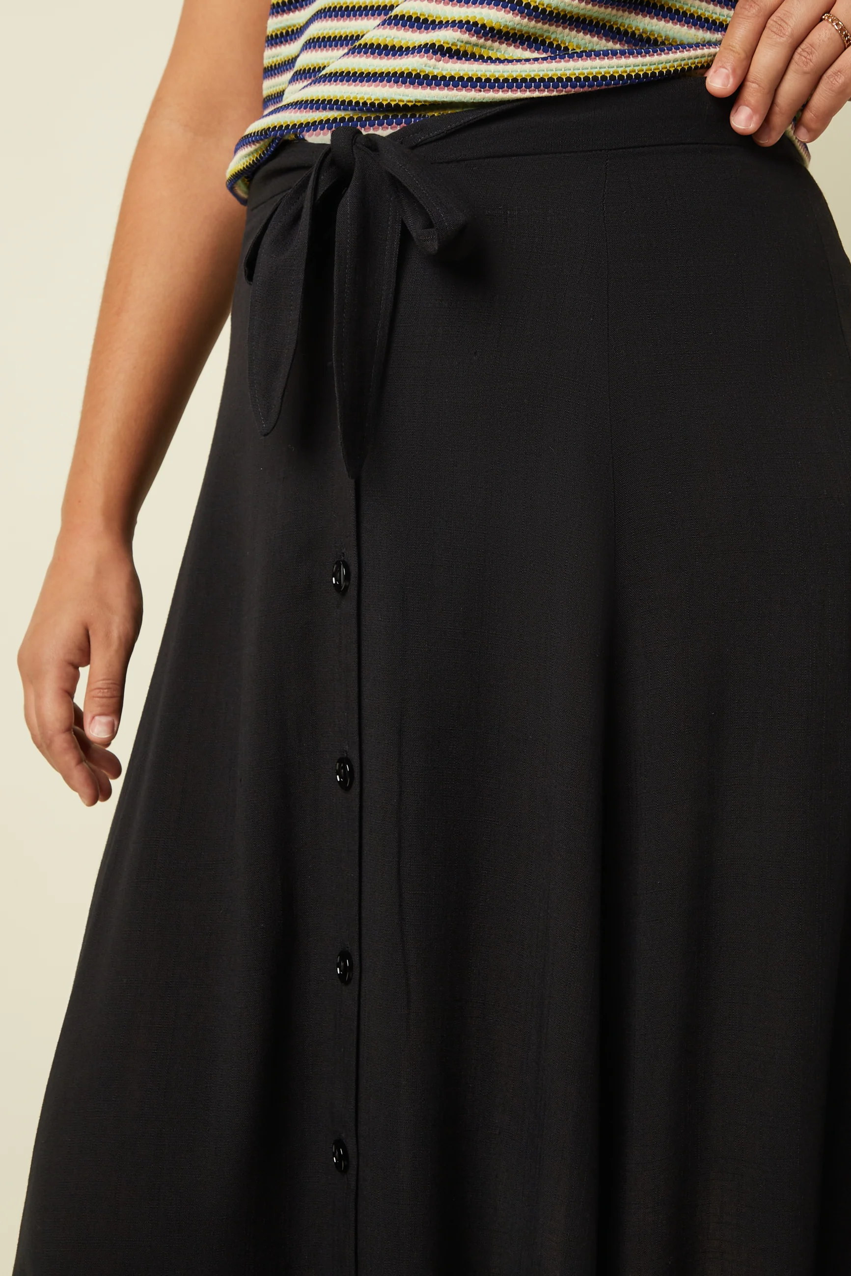 King Louie Judy Midi Skirt Atomic, Farbe Schwarz, mittellanger Rock