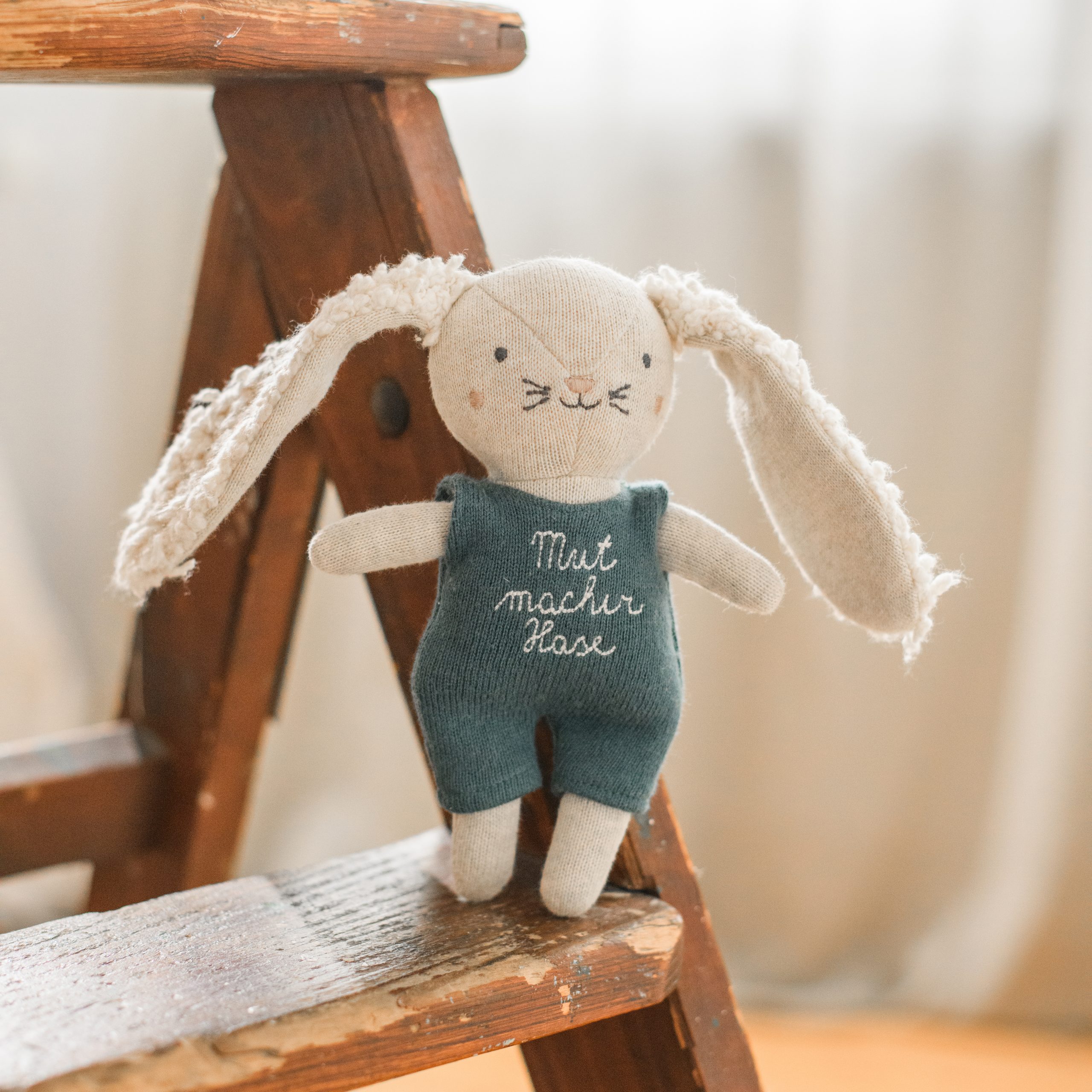 Mutmacher-Hase mit blauem Anzug Kuscheltier von Ava & Yves , ca. 16 cm