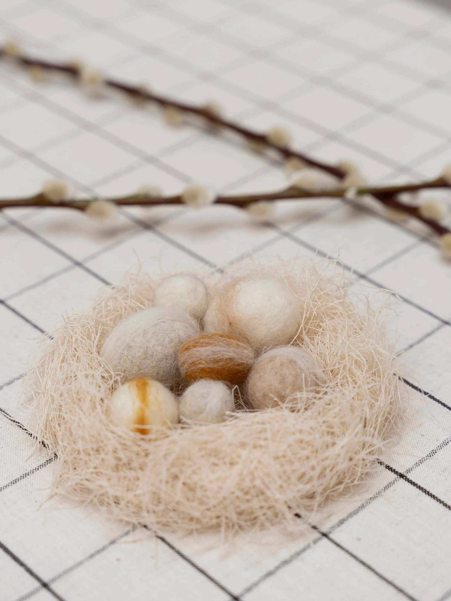 Jurianne Matter NEST wool eggs - neutral, Osternest Natur mit 7 Filzeiern im Set