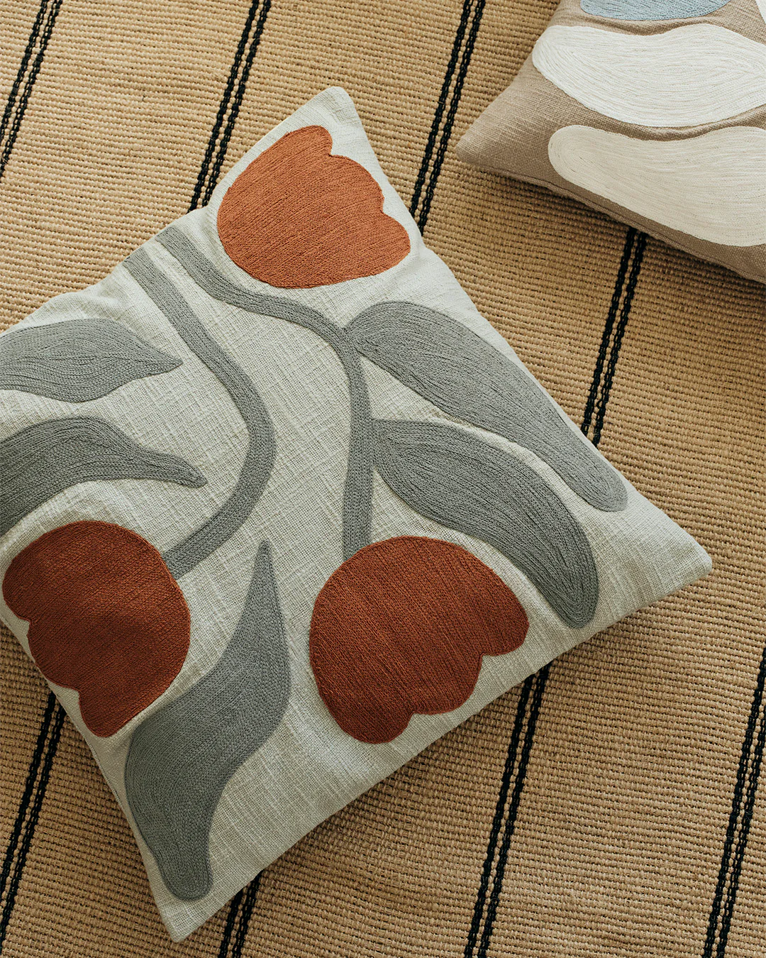 Kissenbezug DORA / Tulips, ca. 50 x 50 cm, Sage Green/Mocha Bisque von Broste Copenhagen, OEKO-TEX®    