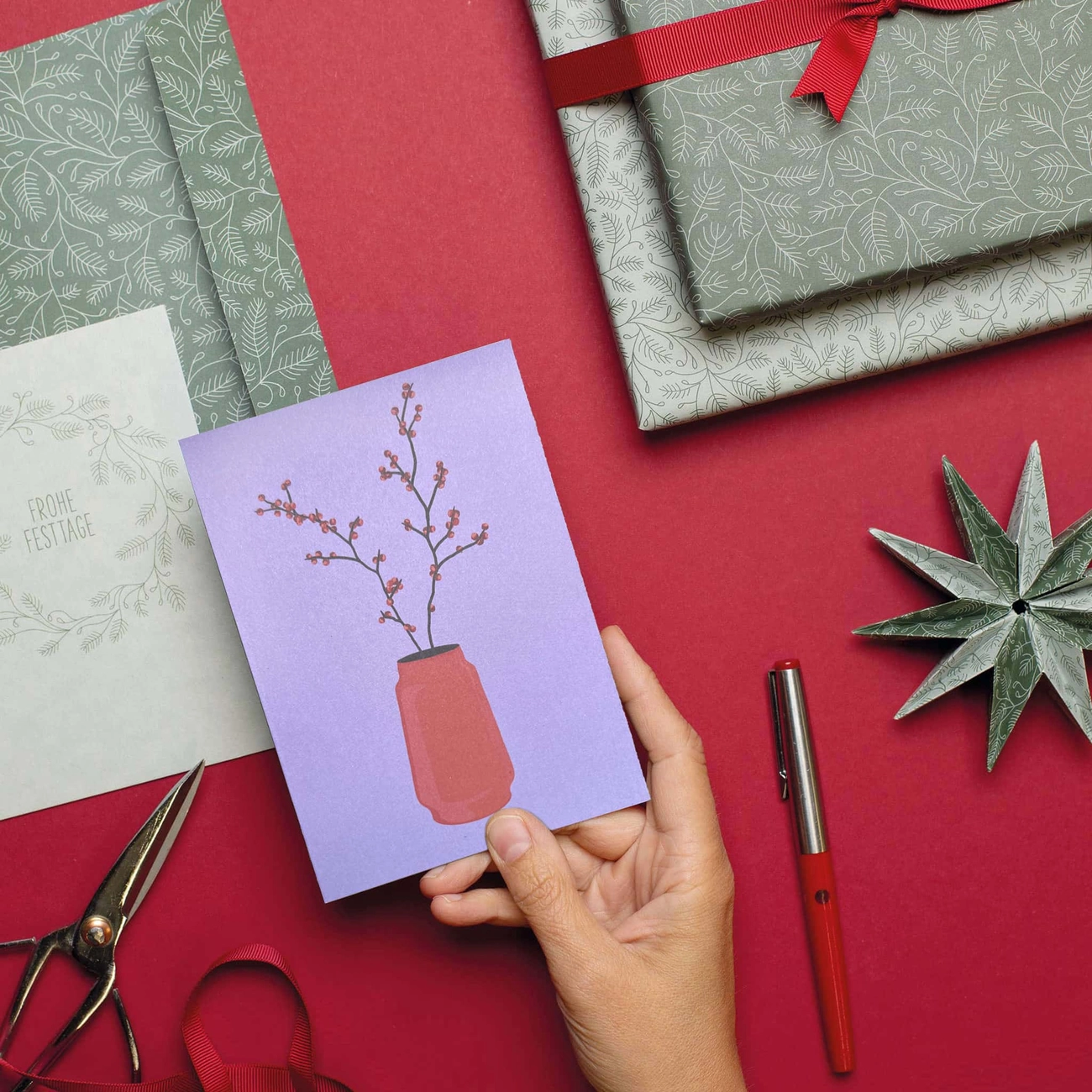 Weihnachtskarte Ilex - rote Vase mit Stechpalmenzweig lila von  My Pretty Circus