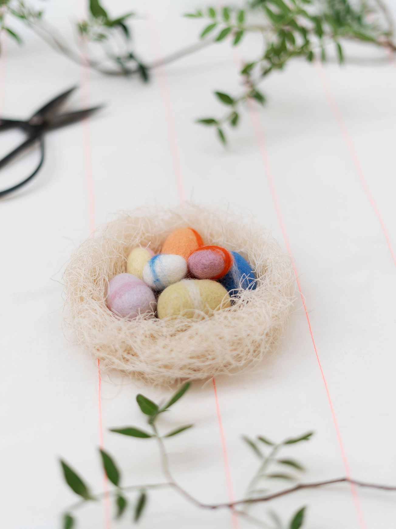 Jurianne Matter NEST wool eggs - bunt, Osternest Natur mit 7 Filzeiern im Set