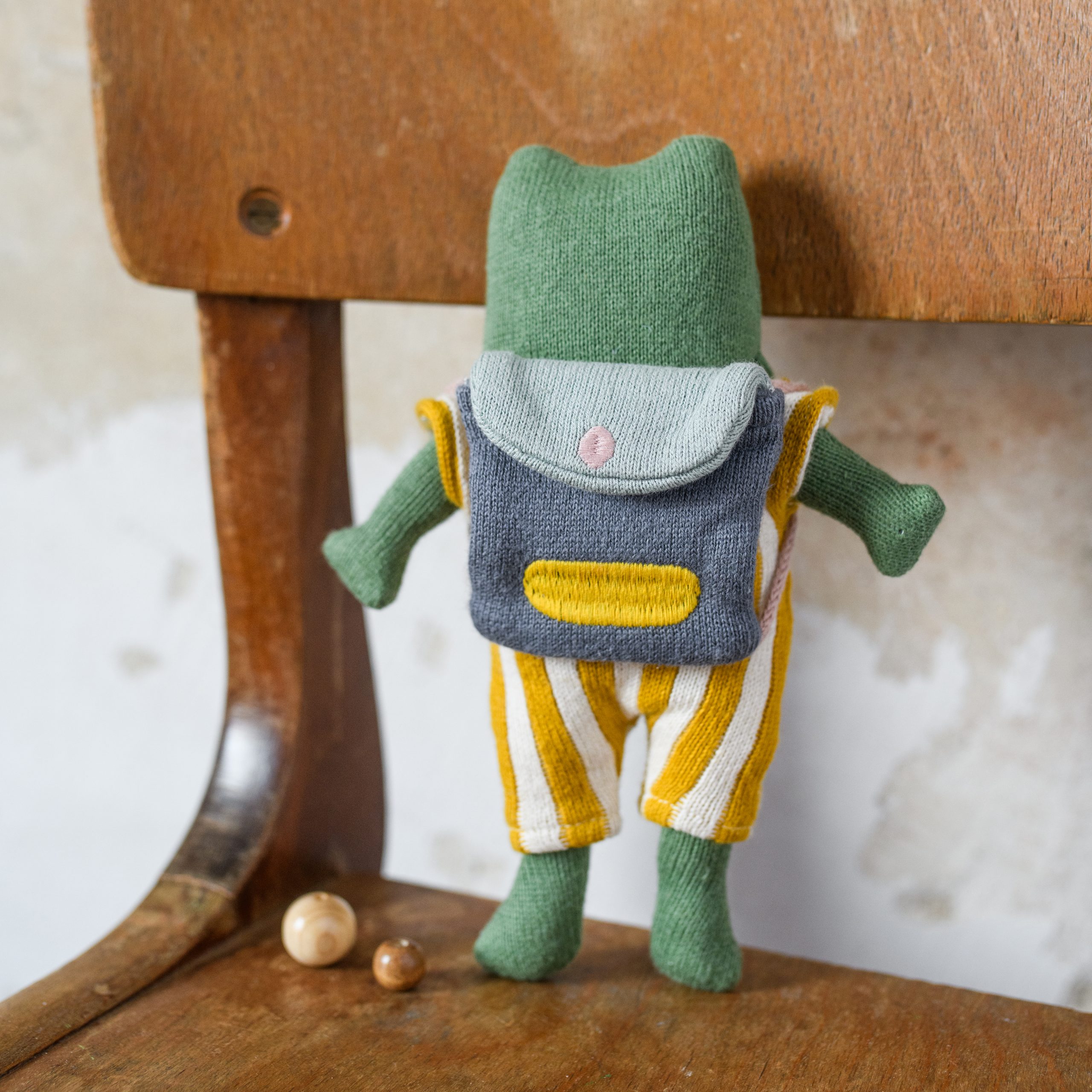 Frosch „Schulkind“ grün, mit Schulranzen und Anzug in gelb/creme Kuscheltier von Ava & Yves , ca. 20 cm