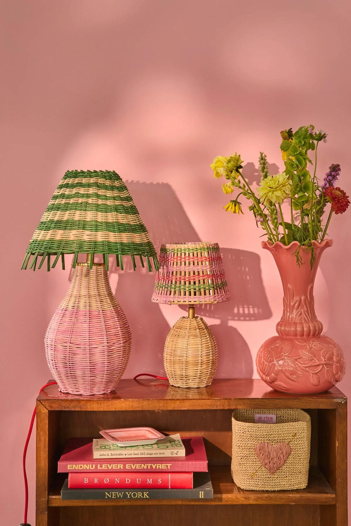 Rattan Tischlampe  rosa Streifen, klein,  Höhe ca. 25 cm, Rattan Table Lamp in Pinkish Stripes - E27 Socket and 2-pin Plug - Small