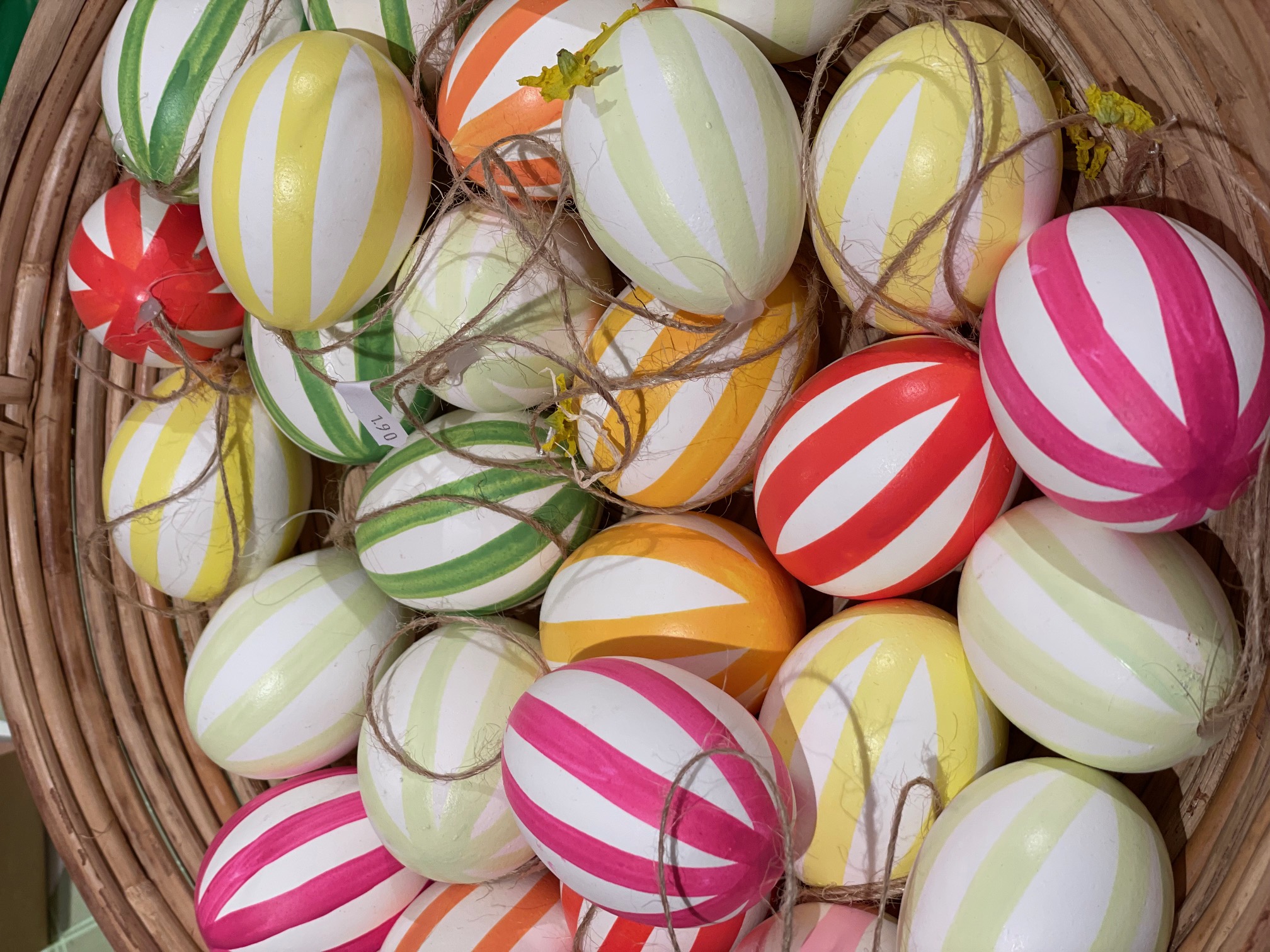 % Hühnerei "Streifen" hellgrün, ca. 6 cm, pro Stück