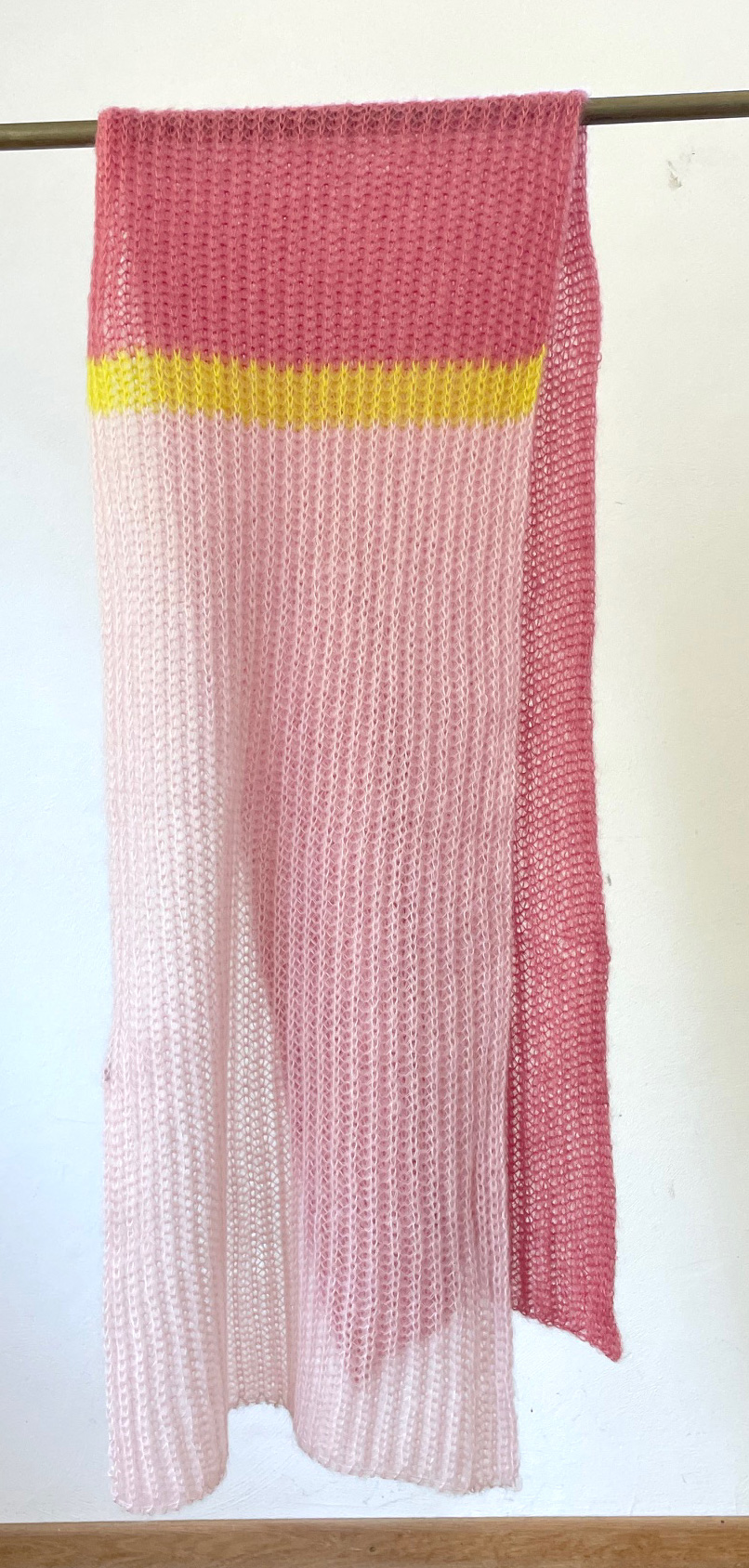 filAMORI Patentschal Colorblock 1 Rosétöne, Streifen Neongelb, Mohair/Seide, ca. 40 x 200 cm 