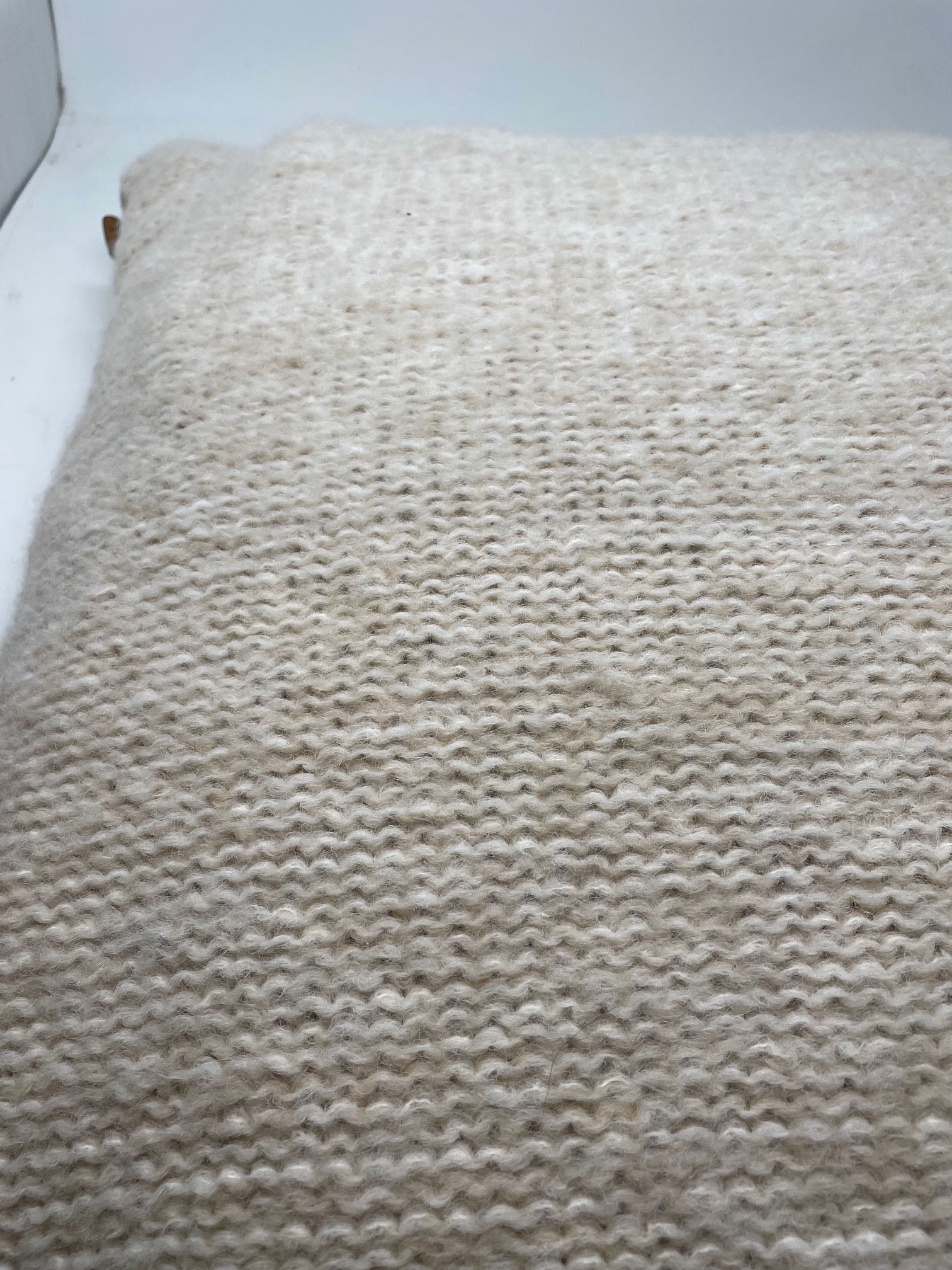 Dorothee Lehnen Alpaka Strickkissen ca. 70 x 70 cm, Front Alpaka creme/Rücken Natur mit Keder