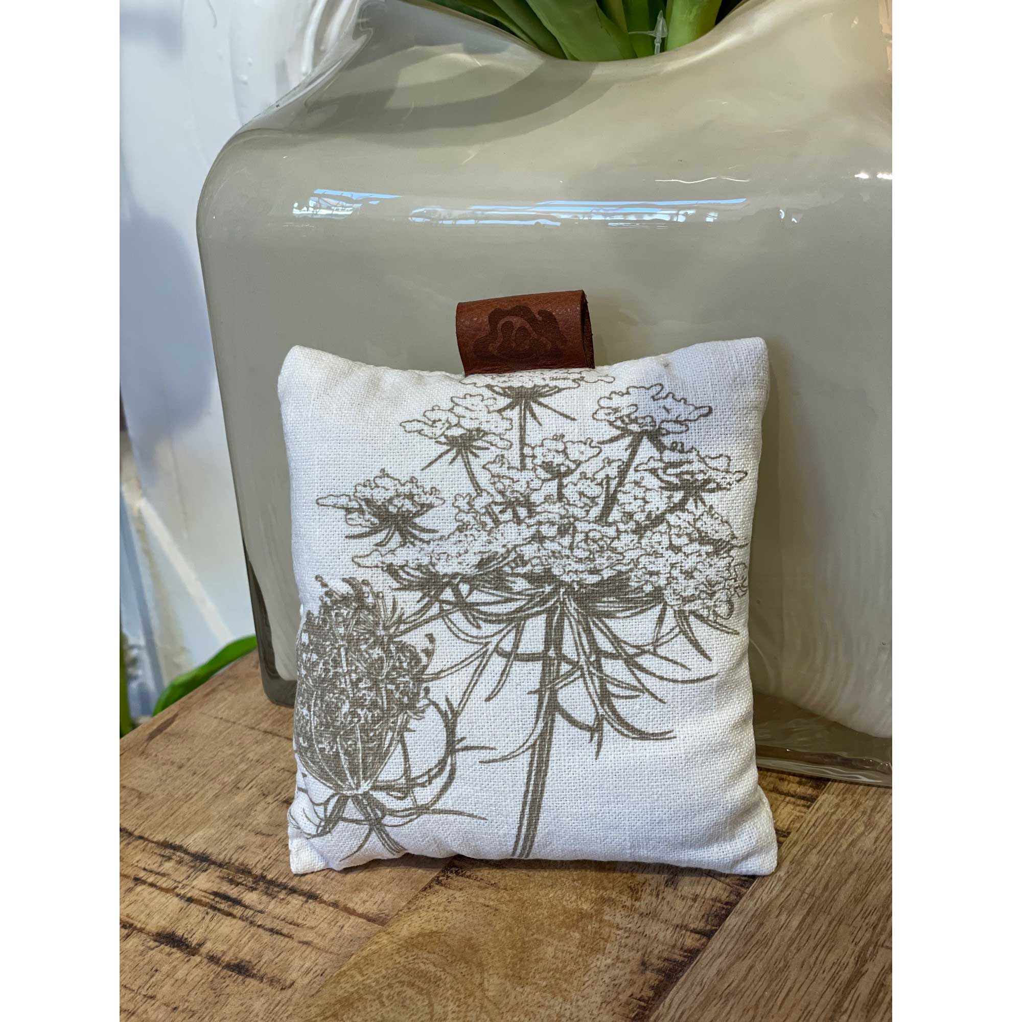 Dorothee Lehnen Duftkissen, Queen Anne,ca. 12 x 12 cm, bedrucktes antikes Leinen,  Füllung: Lavendelblüten von Dorothee Lehnen    