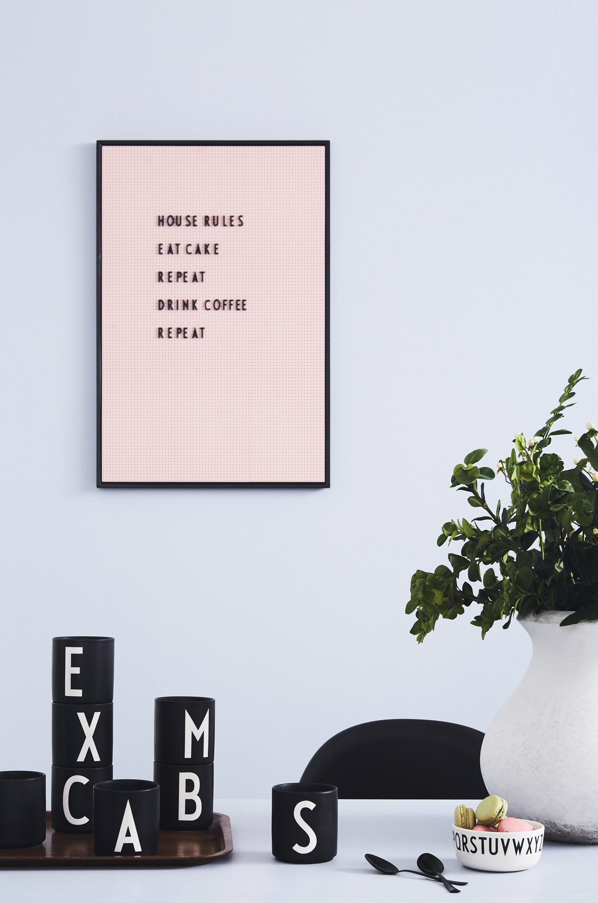 Design Letters AJ Cup, Porzellan Becher "S" , Farbe: Schwarz, Arne Jacobsen Design Letters AJ Cup, Porzellan Becher "S" , Farbe: Schwarz, Arne Jacobsen