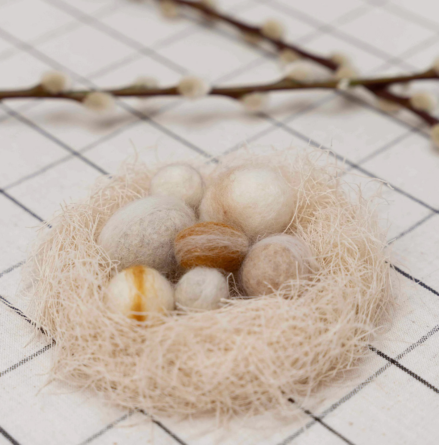 Jurianne Matter NEST wool eggs - neutral, Osternest Natur mit 7 Filzeiern im Set