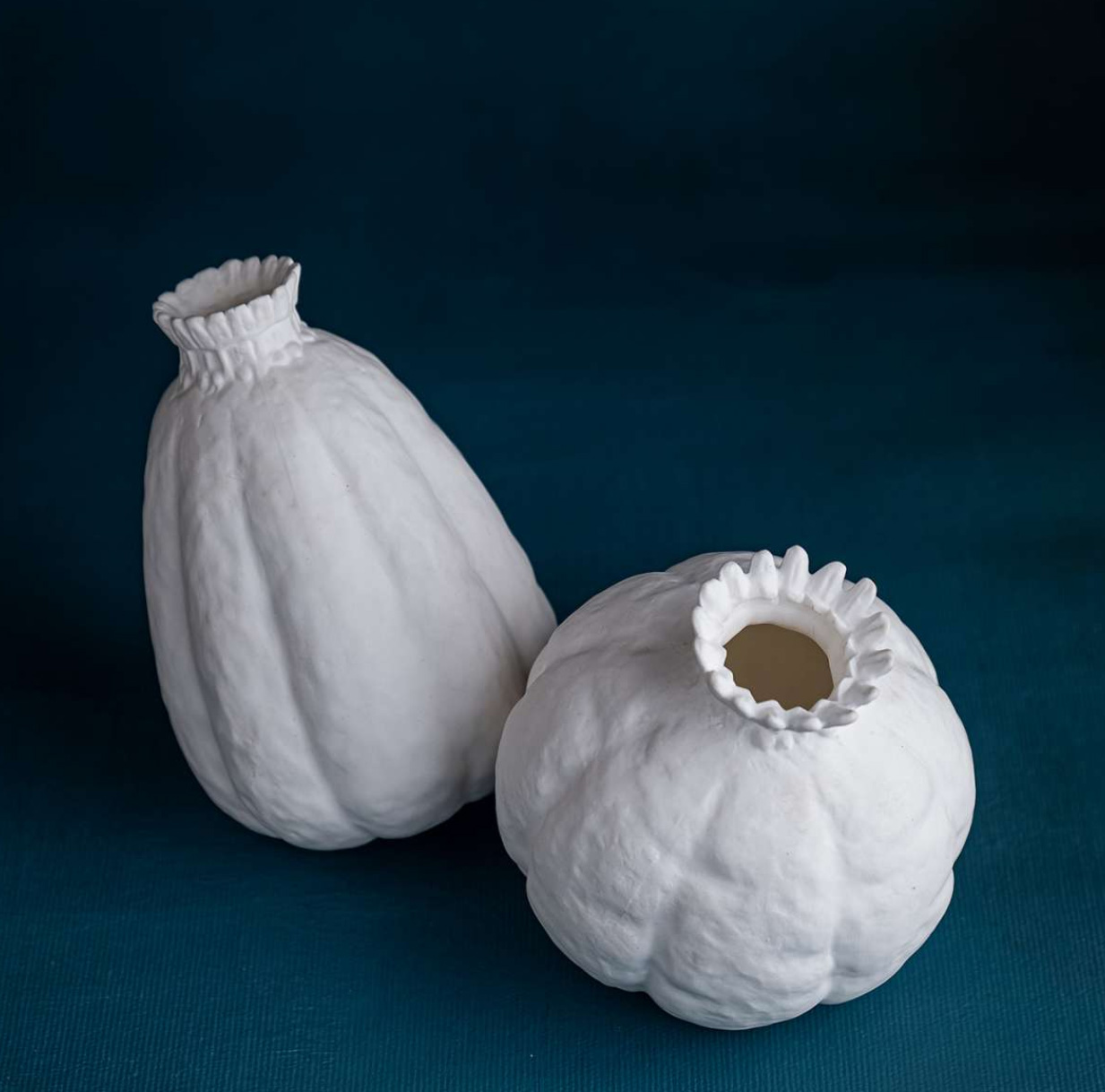 KLATT OBJECTS FRUCTUS PAPAVER Vase , längliche Form, H. ca. 12 cm, auf dem Bild links, pro Stück