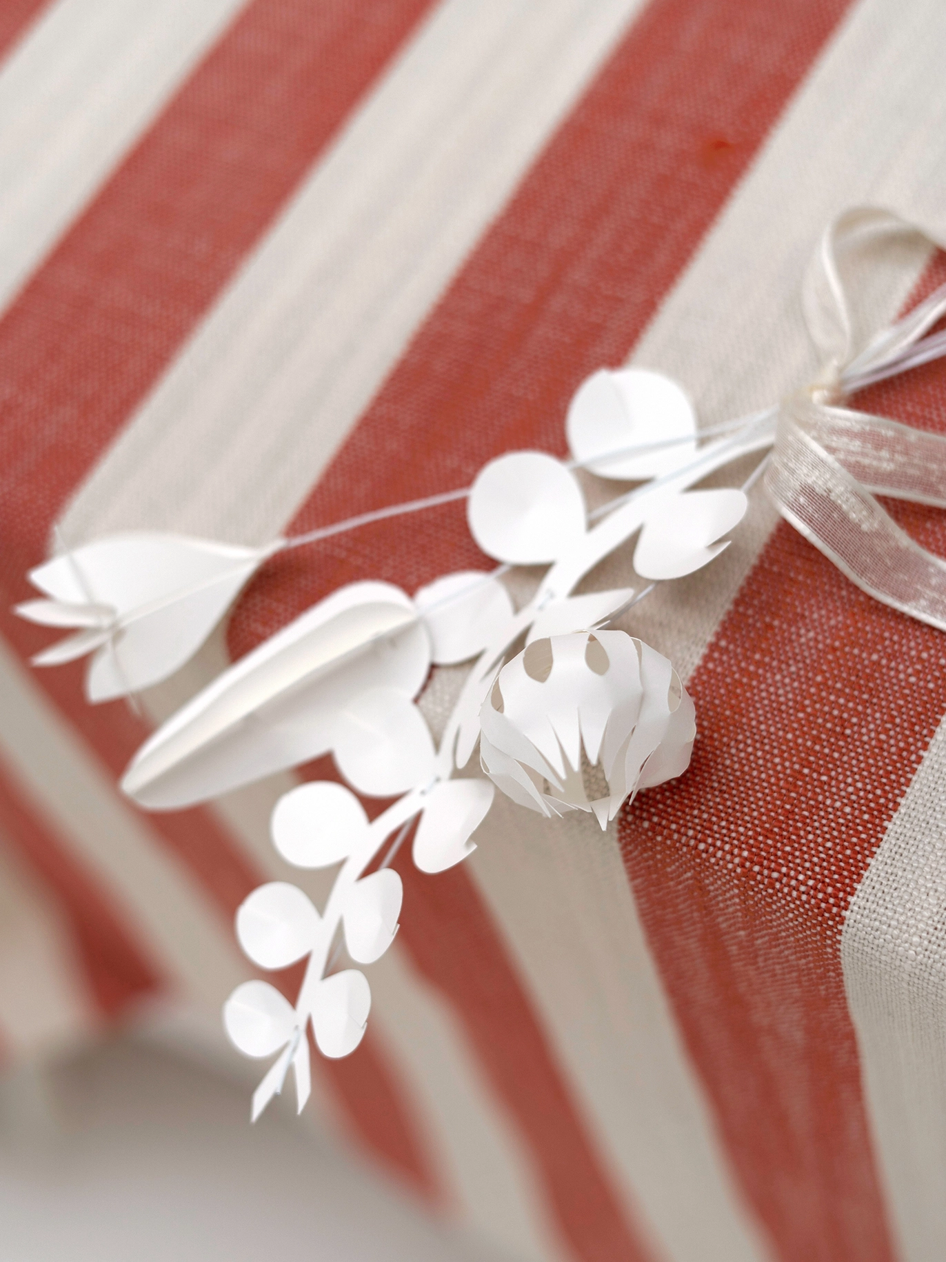 Jurianne Matter FIELD flowers WHITE– small , Bastelset, Papierblumen , 4 Stück