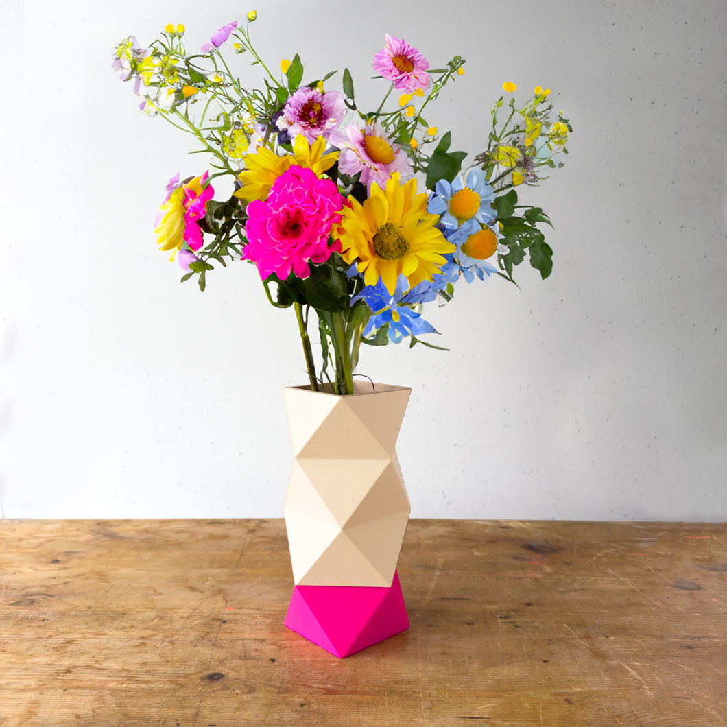 Origami Vase M Neon Pink - Light Khaki, ca. 10 x 15 cm, Bio-Kunststoff  ; Bild ist die Größe L