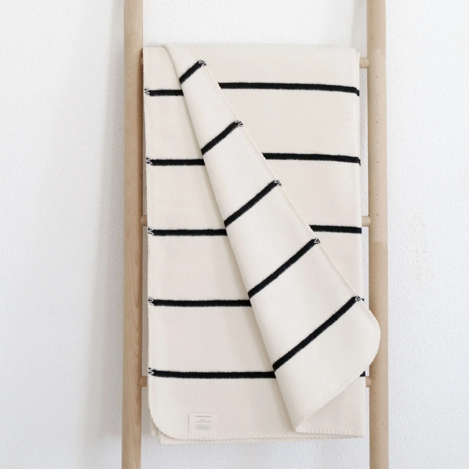 RIEMA Kuscheldecke JULE aus 100% Bio-Baumwolle (kbA) schwarz-natur, ca. 150x200cm  