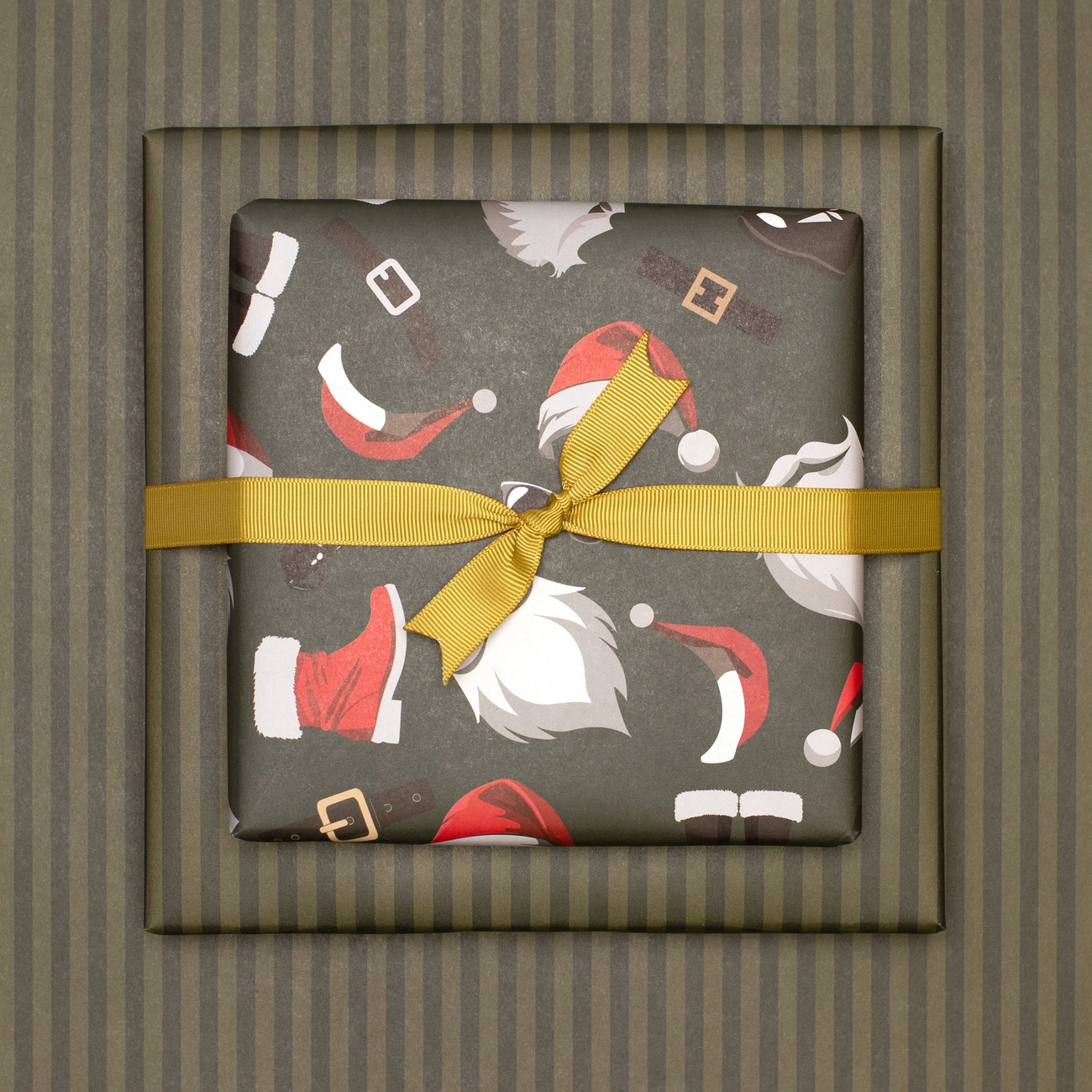 Geschenkpapier Weihnachts- Geschenkpapier mit Nikolaus Outfit und Streifen, ca. 67 x 48 cm , beidseitig bedruckt