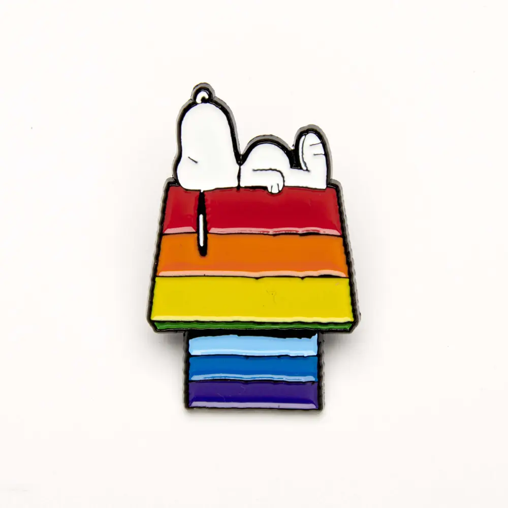 The Peanuts PIN "Good Vibes" SNOOPY auf Regenbogenhaus von The Peanuts