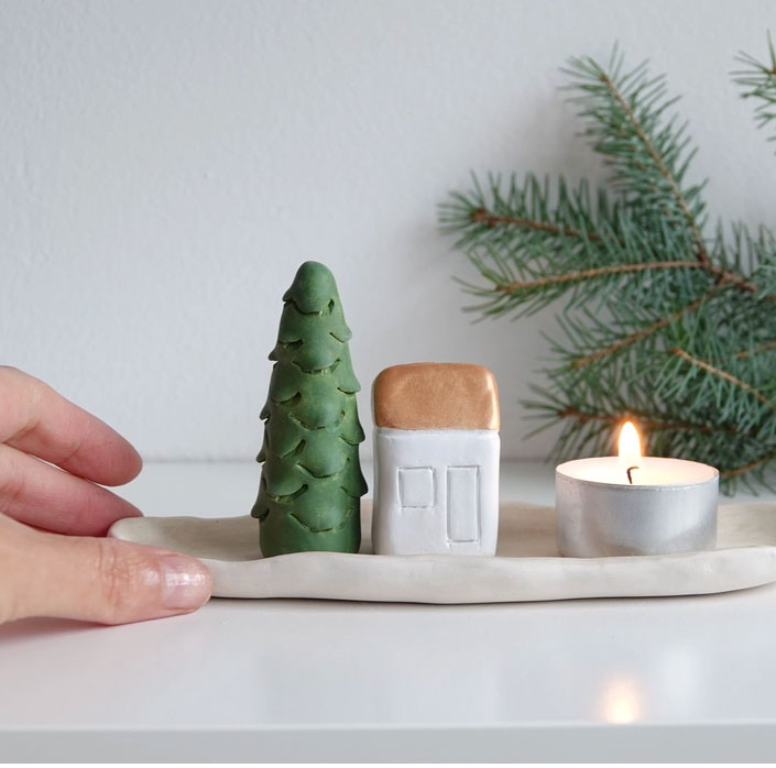 Weihnachtsgeschenkbox mit Haus, Baum und Kerze, Handgetöpfert aus Holland...zuckersüß!