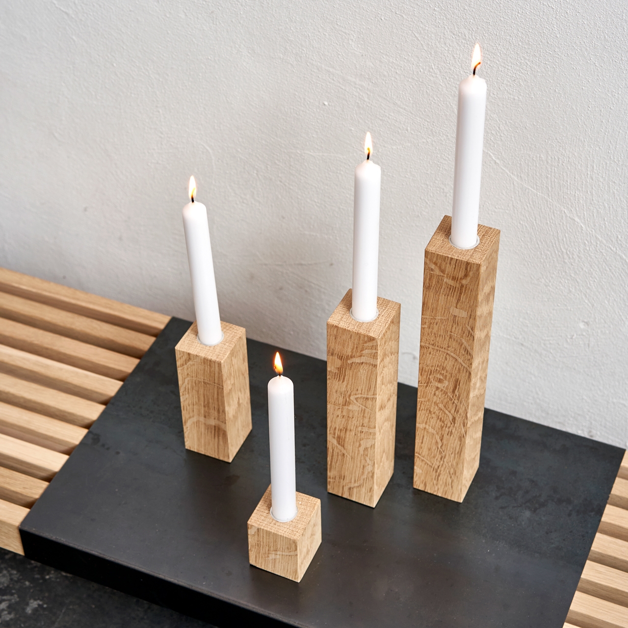Kerzenquartett, 4 Kerzenständer aus Eiche, geölt von Raumgestalt    