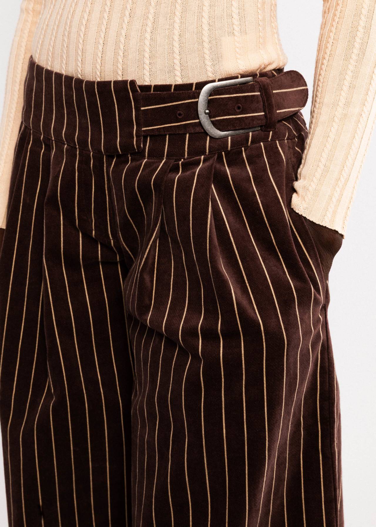Blutsgeschwister Bundfaltenhose Winny, needle stripe velvet, braun