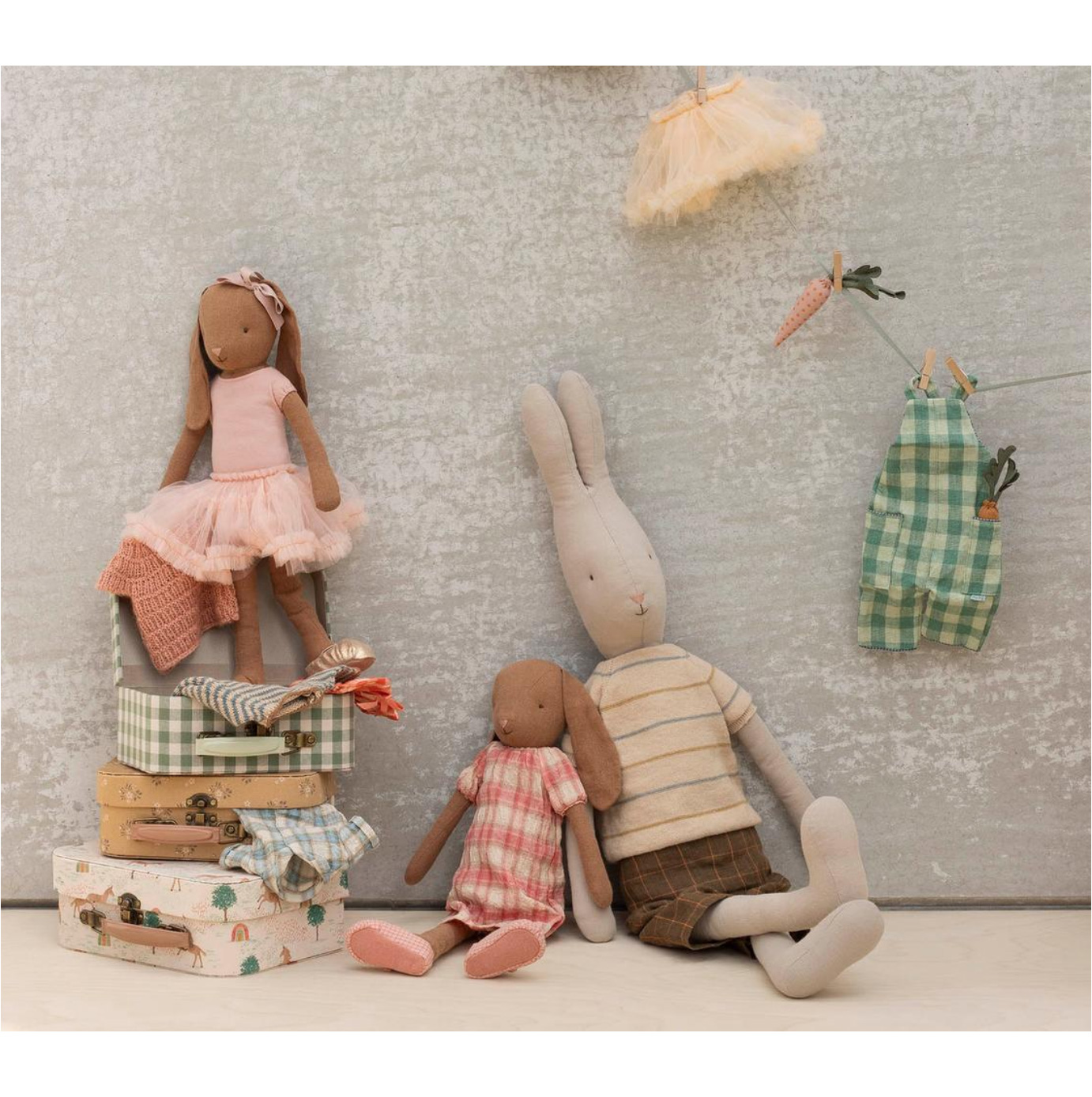 Maileg - Brauner Hase Mädchen mit kariertem roten Kleid - Größe 3 