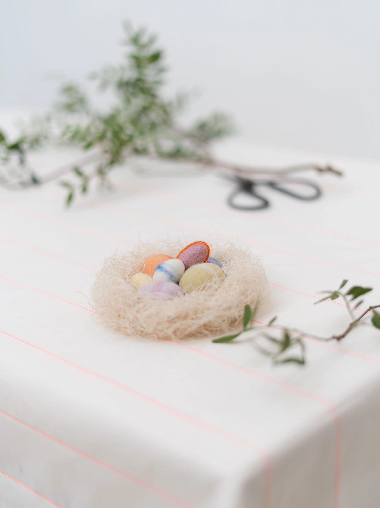 Jurianne Matter NEST wool eggs - bunt, Osternest Natur mit 7 Filzeiern im Set