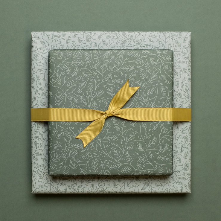 Geschenkpapier Weihnachts- Geschenkpapier grüne Tannenzweige ca. 67 x 48 cm , beidseitig bedruckt  