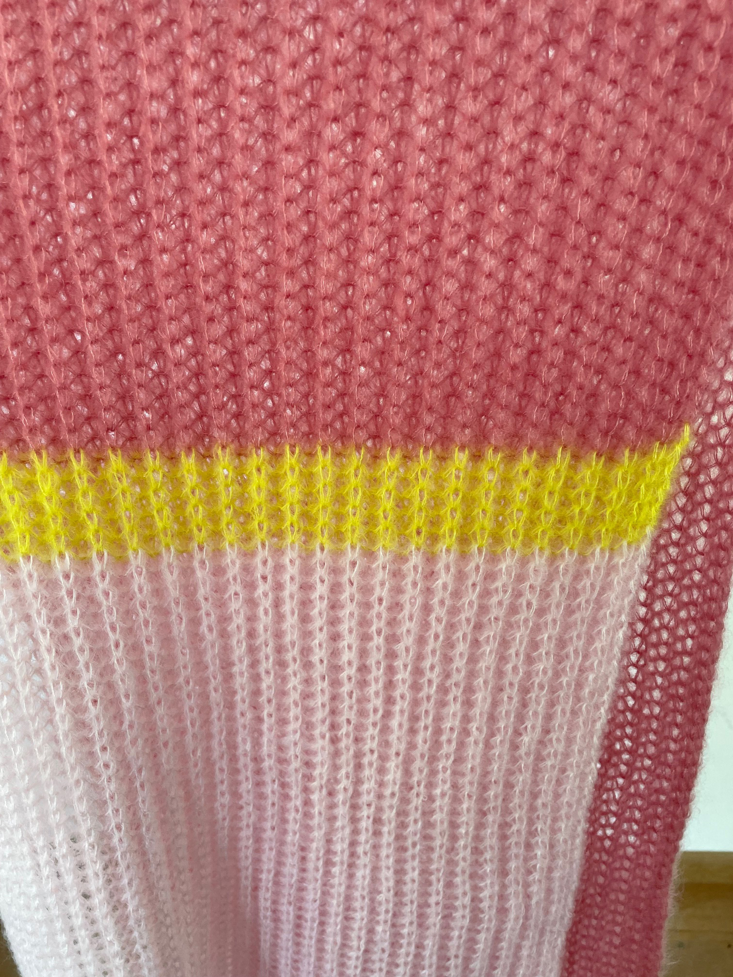 filAMORI Patentschal Colorblock 1 Rosétöne, Streifen Neongelb, Mohair/Seide, ca. 40 x 200 cm 