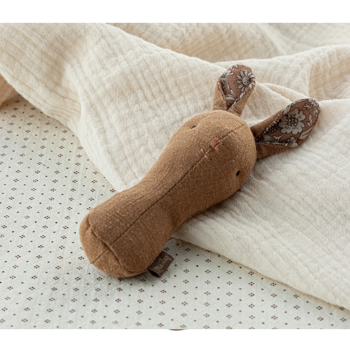 Maileg  Kuscheltier-Rassel Hase Rassel -Schokolade, ca. 14,5 cm, Lullaby friends