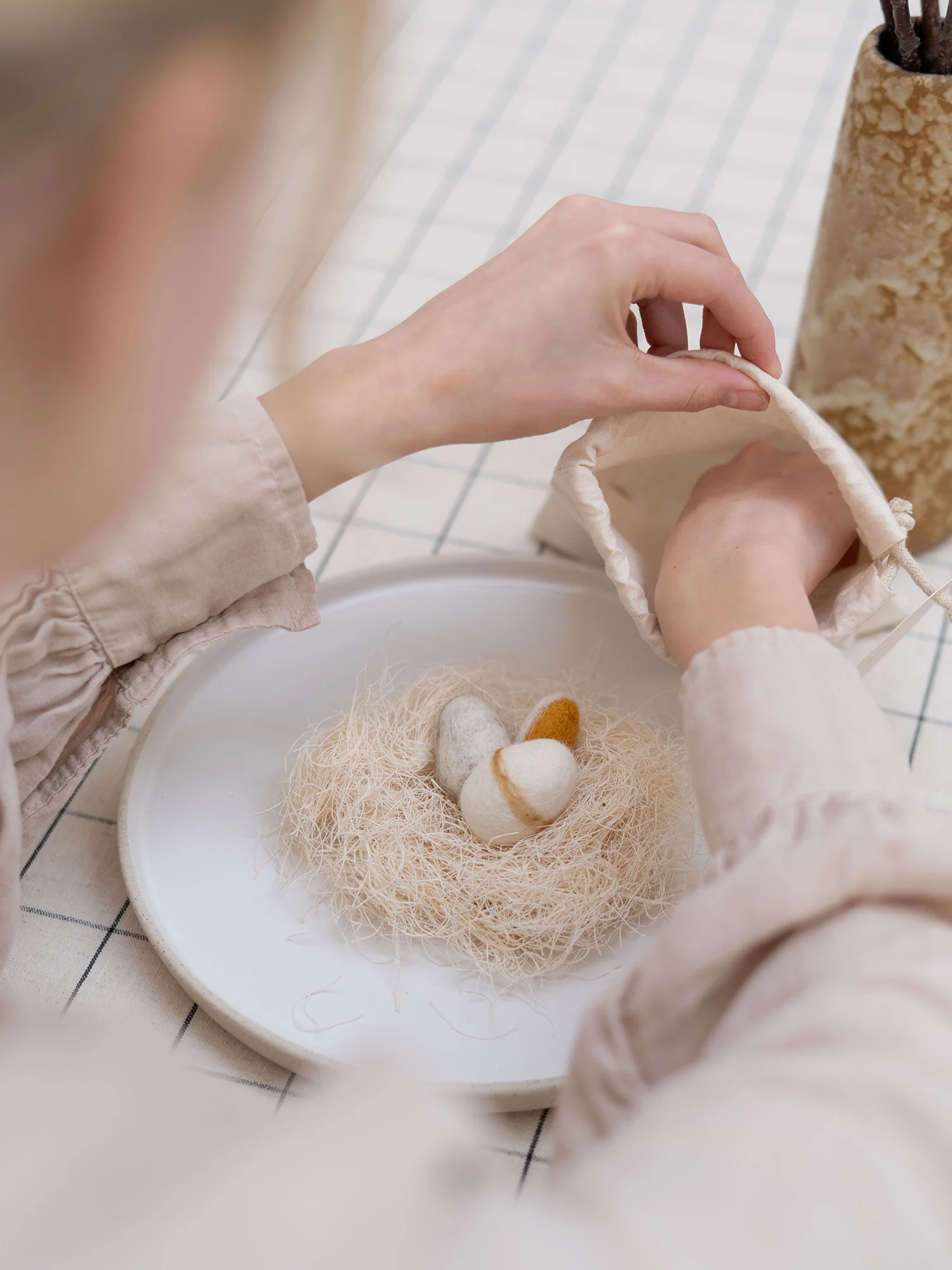 Jurianne Matter NEST wool eggs - neutral, Osternest Natur mit 7 Filzeiern im Set