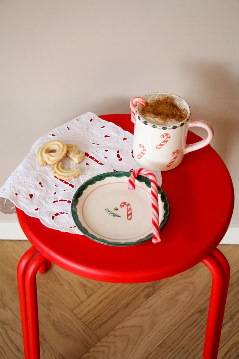 Rice Keramik Kuchenteller XMAS Zuckerstange - Gebrochenes Weiß - Hand-painted Candy Cane