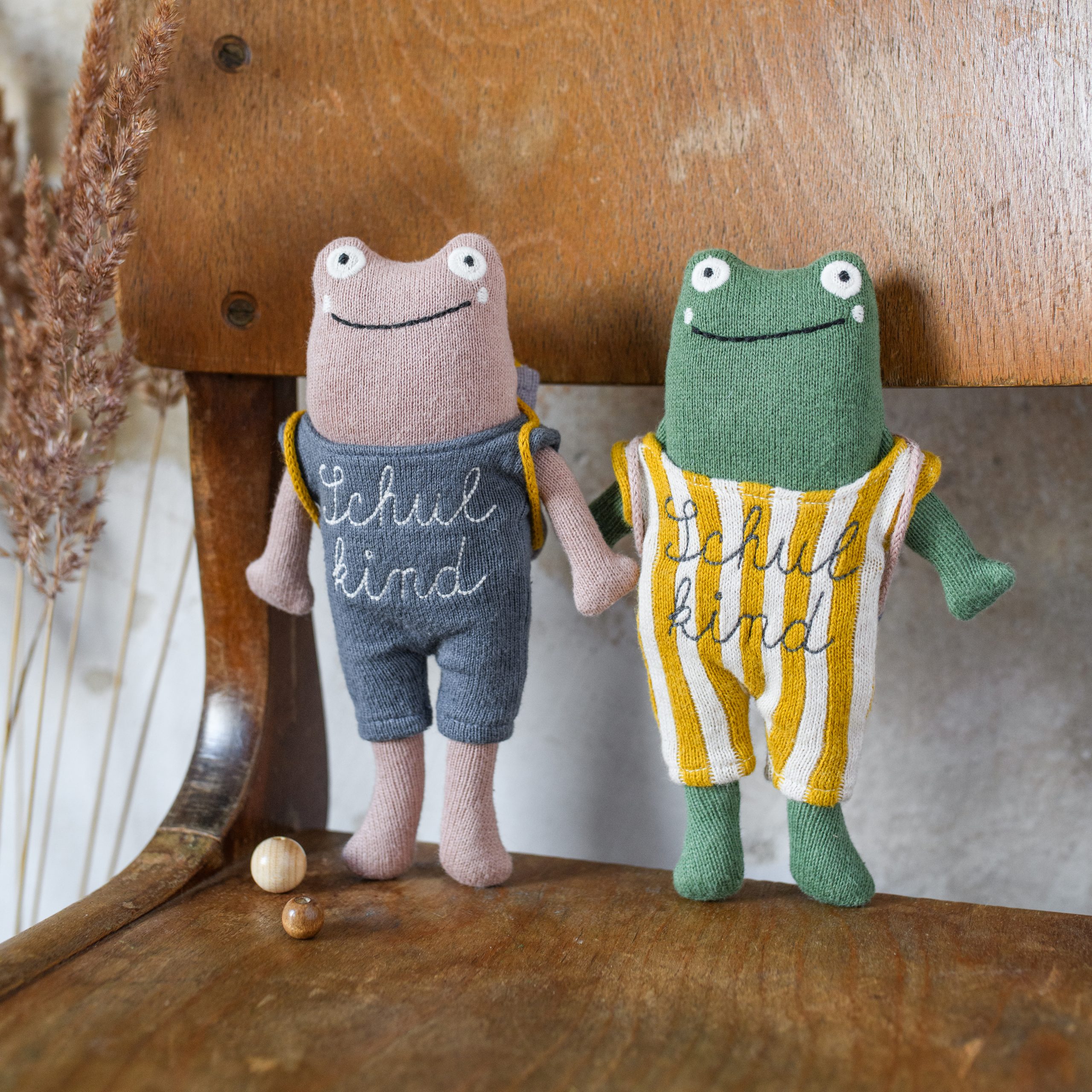 Frosch „Schulkind“ rosa, mit Schulranzen und Anzug in blau/creme 20cm Kuscheltier von Ava & Yves , ca. 20 cm 