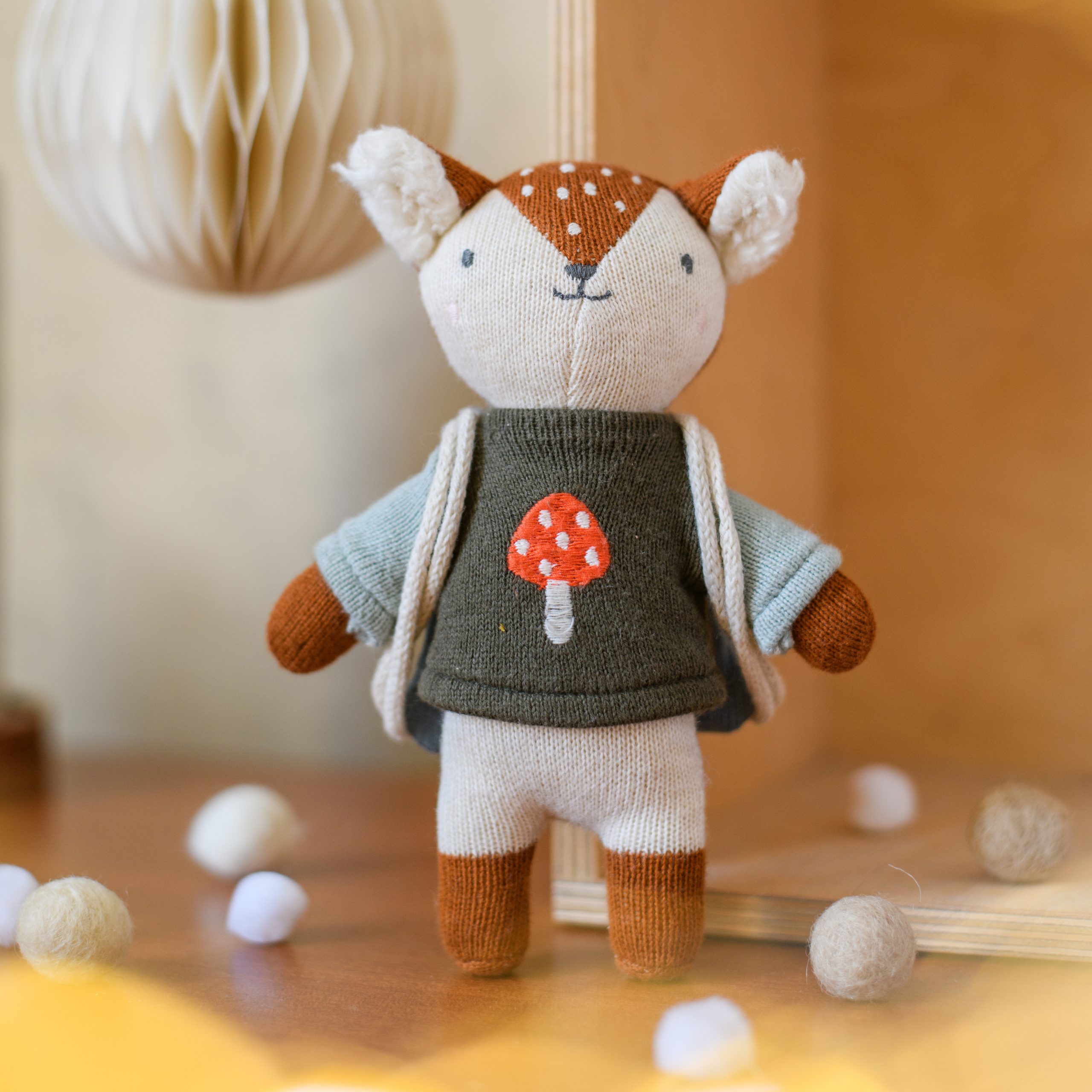 Reh mit Pilzpulli und Rucksack, ca. 12cm, Kuscheltier von Ava & Yves