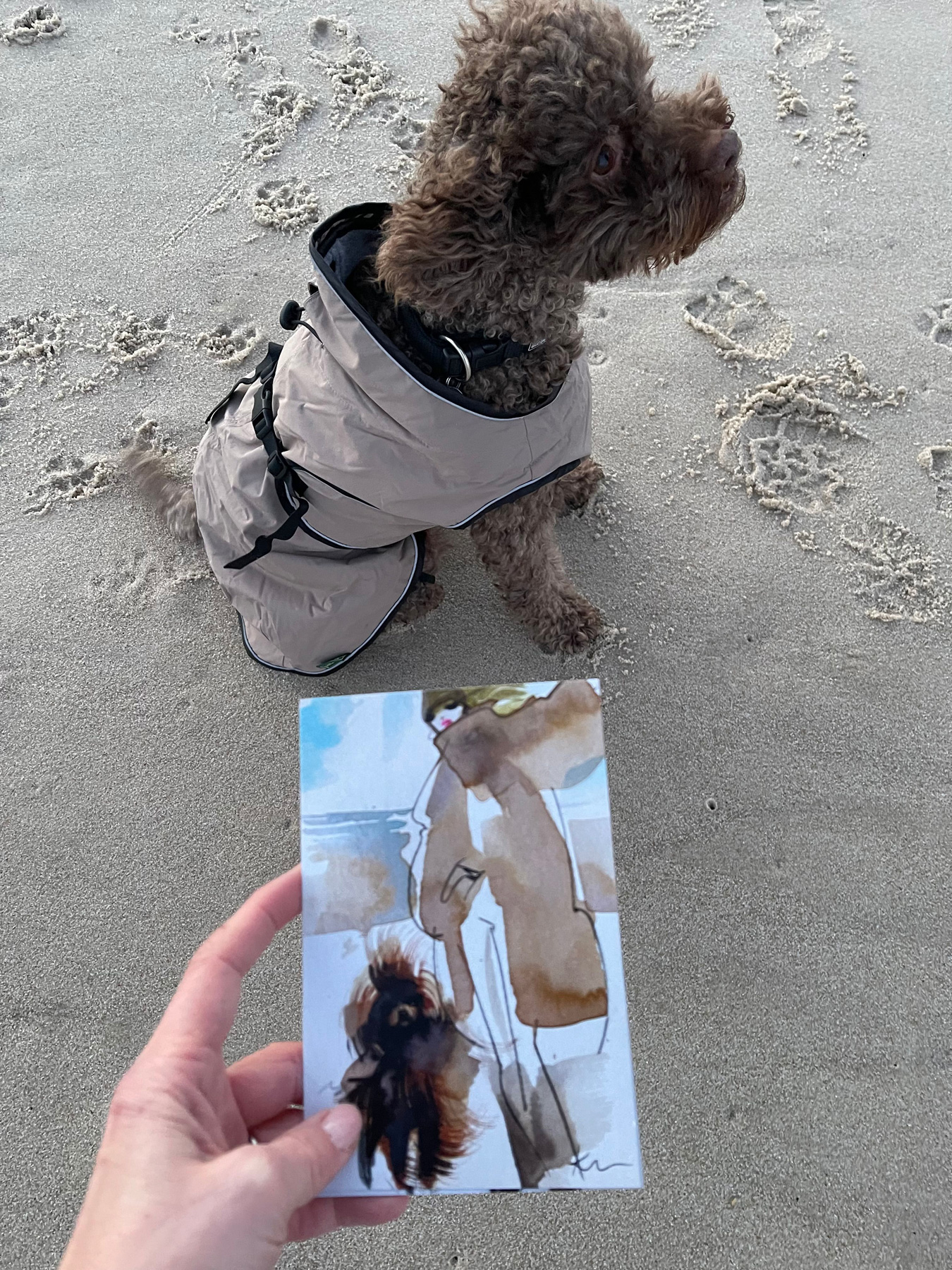 Katja Foos Karte " Labradoodle mit Frauchen"aus der Serie „Hundis & Frauchen“, beige 