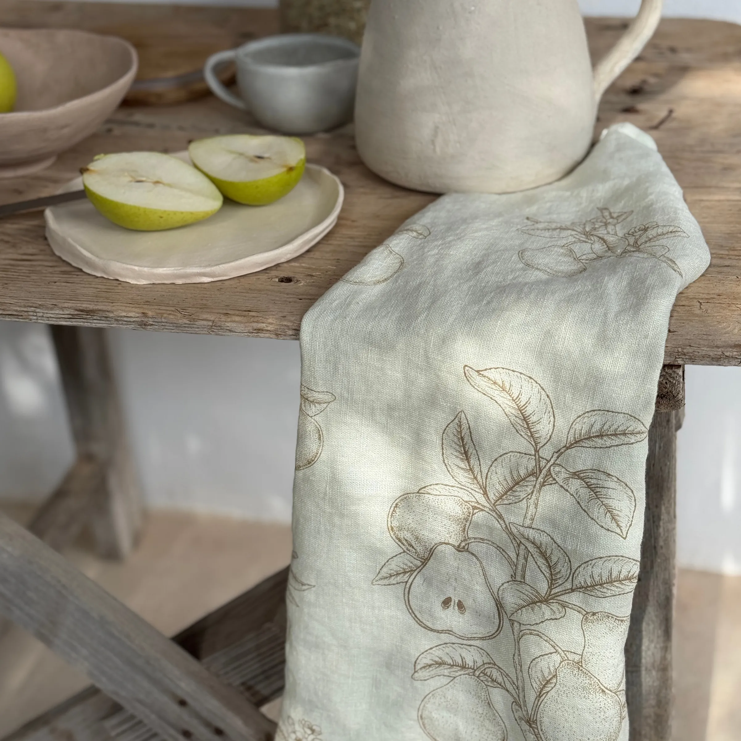 Dorothee Lehnen Geschirrtuch Birne, uni Leinen light grey, ~50x70cm von Dorothee Lehnen       