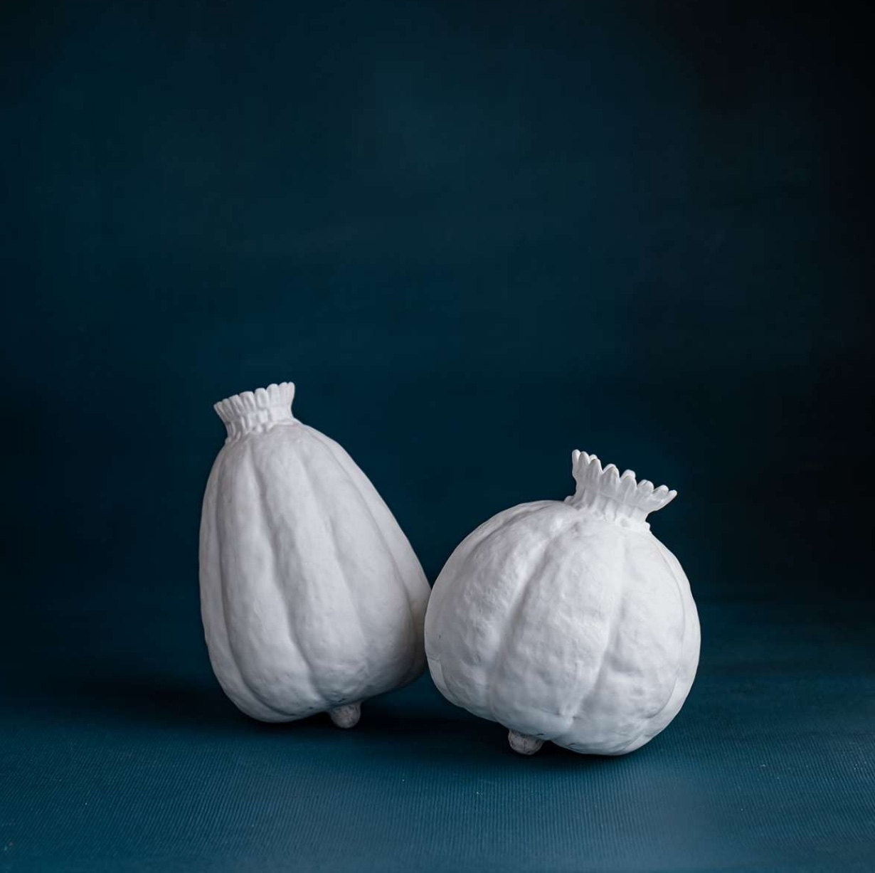 KLATT OBJECTS FRUCTUS PAPAVER Vase , längliche Form, H. ca. 12 cm, auf dem Bild links, pro Stück